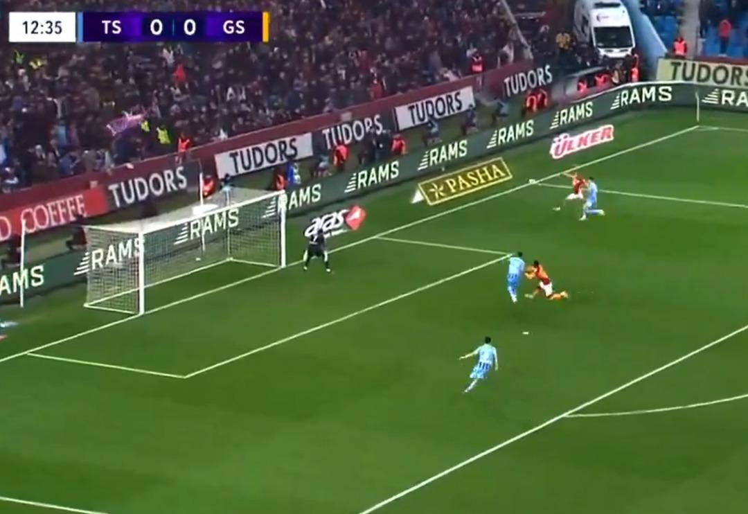 Galatasaray'da Zaha'nın attığı golde b&uuml;y&uuml;k tartışma &ccedil;ıktı! Vuruşu yapmadan &ouml;nce faul var mı?