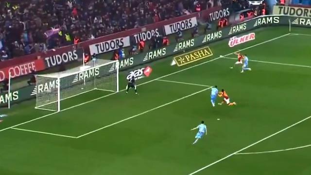Galatasaray'da Zaha'nın attığı golde büyük tartışma çıktı! Vuruşu yapmadan önce faul var mı?