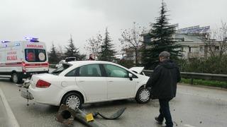 Manisa'da karşı şeride geçen kamyonetin otomobillere çarpması sonucu 5 kişi yaralandı
