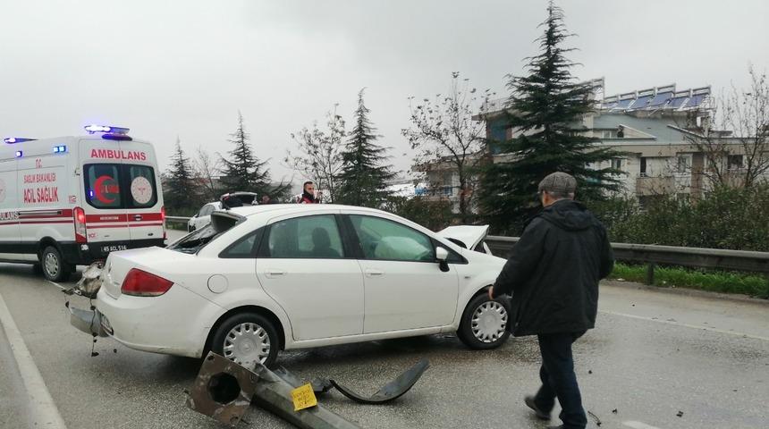 Manisa'da karşı şeride geçen kamyonetin otomobillere çarpması sonucu 5 kişi yaralandı