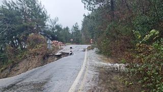 Kastamonu'da heyelan nedeniyle kayan yolda çalışma yürütülüyor