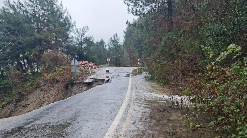 Kastamonu'da heyelan nedeniyle kayan yolda çalışma yürütülüyor