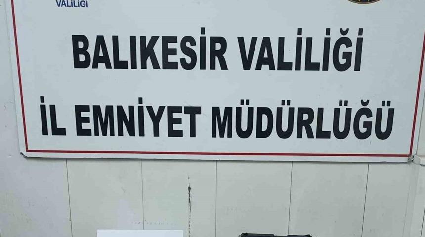 &rsquo;Dur&rsquo; ihtarına uymayarak ka&ccedil;an 2 motosikletli uyuşturucu ve silahla yakalandı