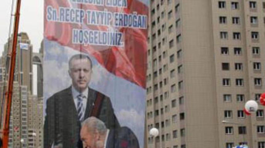 Başbakan g&ouml;rmeden kaldırılan afiş