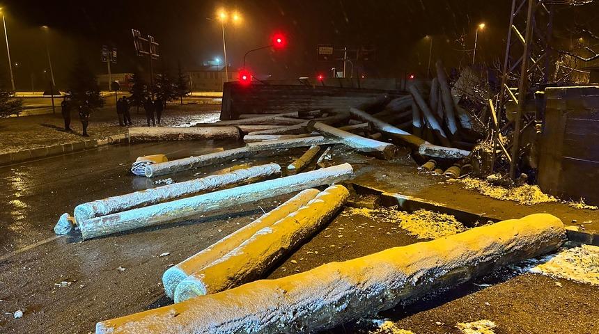 Tokat'ta tomruk yüklü tırın devrilmesi sonucu kapanan çevre yolu ulaşıma açıldı
