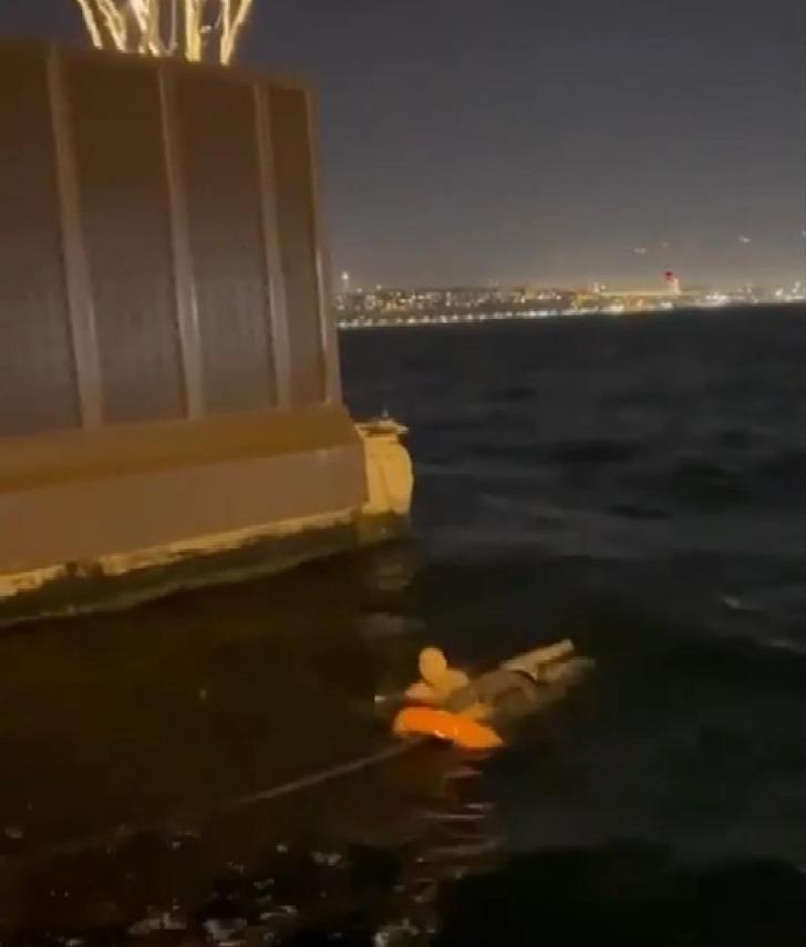 İstanbul Boğazı'nda korku dolu anlar! Vapurdan düştü, onu gören midyeci denize atladı G5