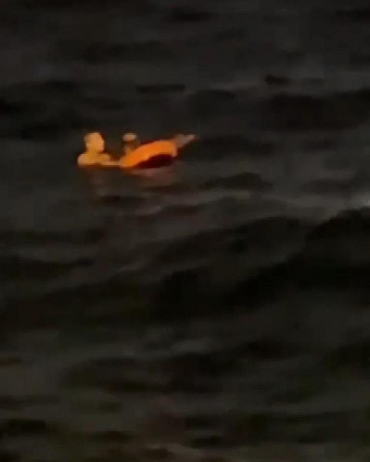 İstanbul Boğazı'nda korku dolu anlar! Vapurdan düştü, onu gören midyeci denize atladı G2