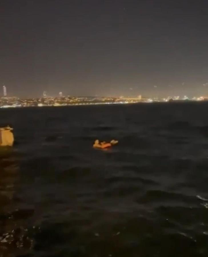 İstanbul Boğazı'nda korku dolu anlar! Vapurdan düştü, onu gören midyeci denize atladı G1
