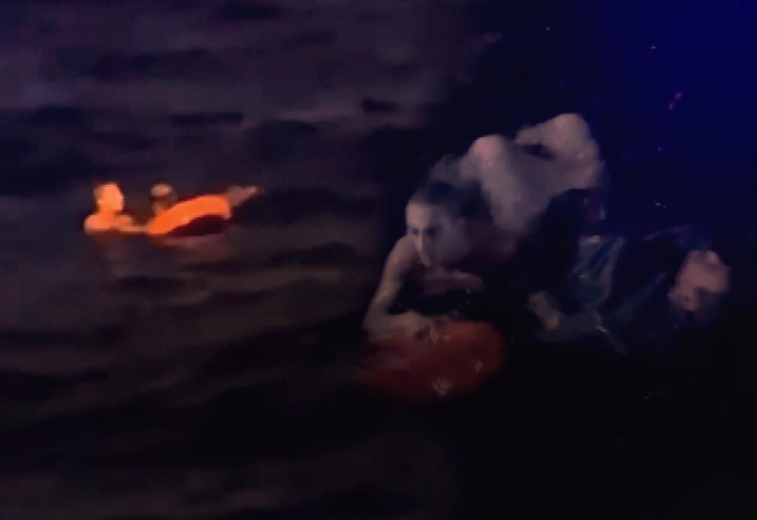 İstanbul Boğazı'nda korku dolu anlar! Vapurdan d&uuml;şt&uuml;, onu g&ouml;ren midyeci denize atladı