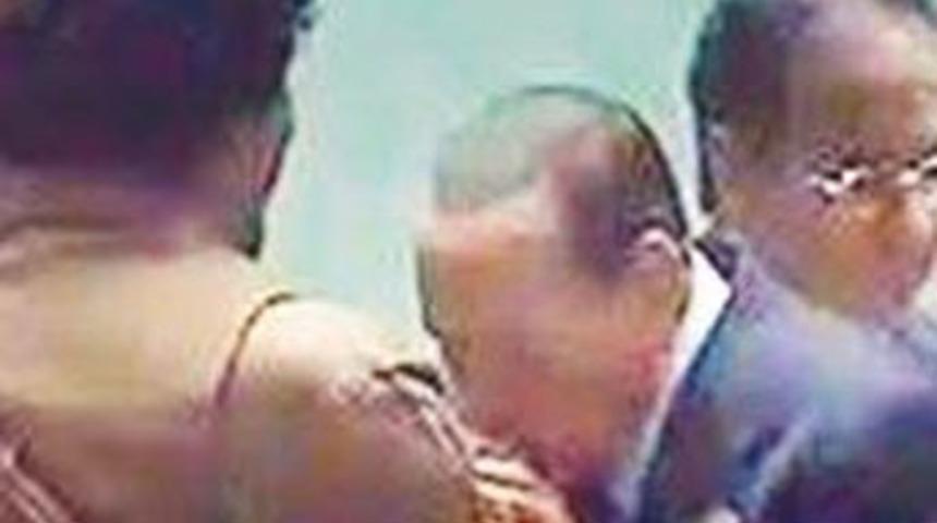 Kaddafi Papa mı ki Berlusconi elini &ouml;pt&uuml;