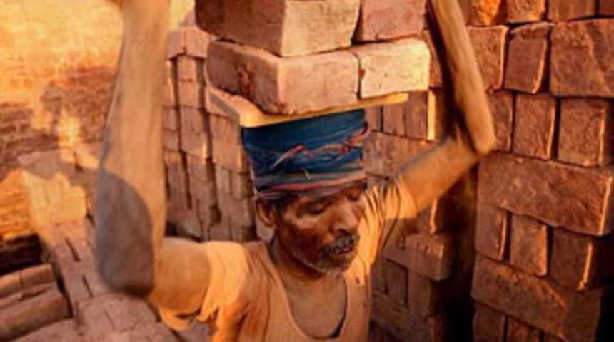 Tuğla y&uuml;z&uuml;nden kafasını kopardılar