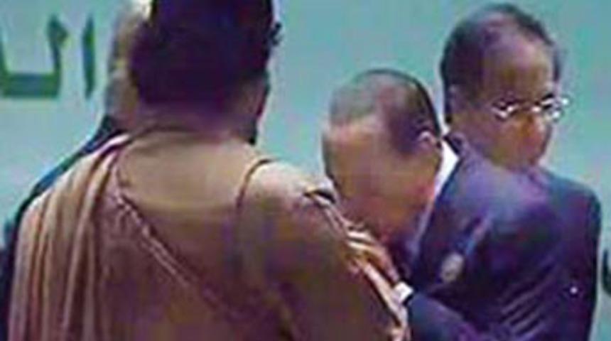 Kaddafi&rsquo;nin elini &ouml;pt&uuml; m&uuml;?