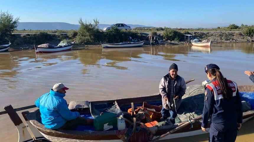 Jandarma balık avcılarını hem denetledi, hem de bilgilendirdi