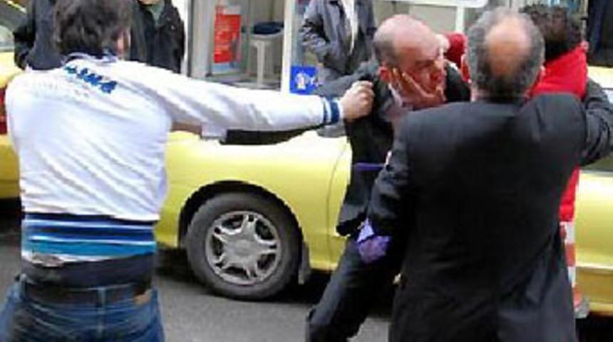 Gen&ccedil;ler gaziyi sokak ortasında d&ouml;vd&uuml;