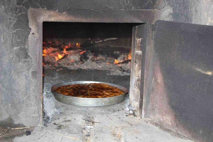 'Önce yanlış anladığımı sandım' Baklavanın daha gevrek ve lezzetli olması için yapıyorlar... İçine kül koyuyorlar! İlk kez duyan çok şaşırıyor G3