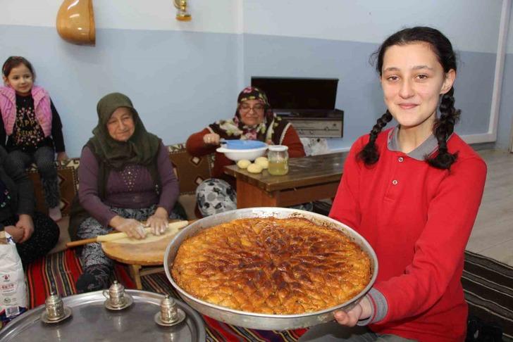'Önce yanlış anladığımı sandım' Baklavanın daha gevrek ve lezzetli olması için yapıyorlar... İçine kül koyuyorlar! İlk kez duyan çok şaşırıyor G1