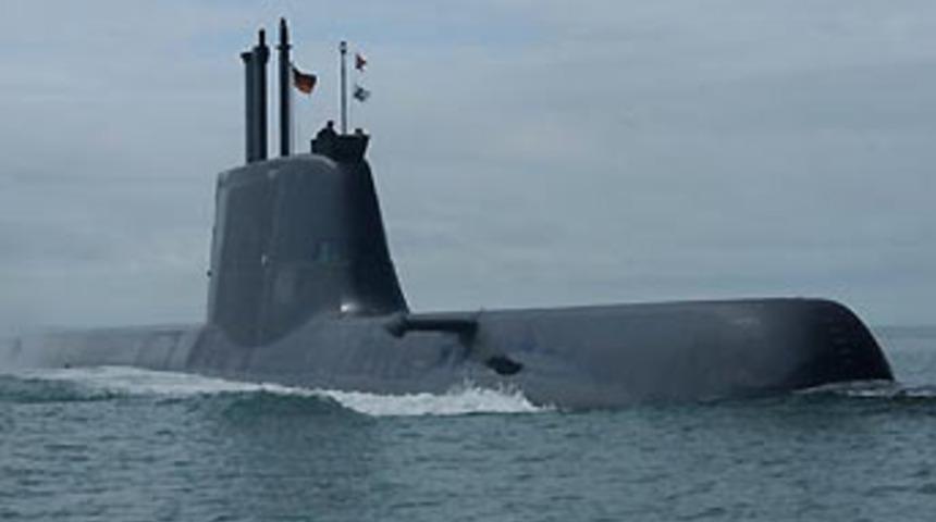 Almanya'dan T&uuml;rkiye'ye yan yatan denizaltı