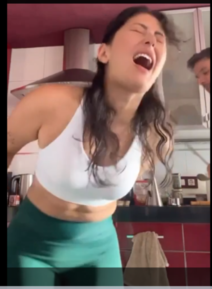 Erkek arkadaşının tahta kaşıkla kalçasına vurduğu anları paylaşan Ecesu Özevin gelen tepkilere yanıt verdi: 'Asıl olan kadınların hayatına karışmak...' G1