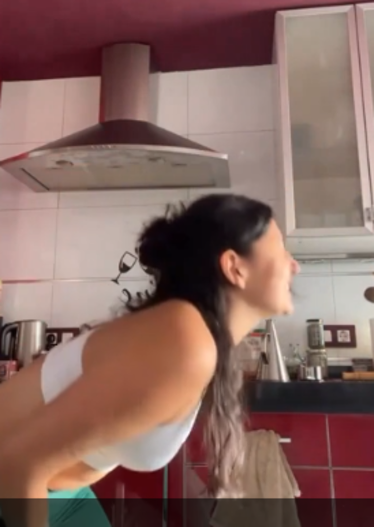 Erkek arkadaşının tahta kaşıkla kalçasına vurduğu anları paylaşan Ecesu Özevin gelen tepkilere yanıt verdi: 'Asıl olan kadınların hayatına karışmak...' G2