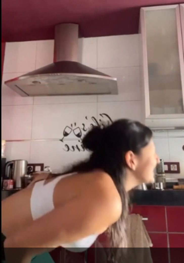 Erkek arkadaşının tahta kaşıkla kalçasına vurduğu anları paylaşan Ecesu Özevin gelen tepkilere yanıt verdi: 'Asıl olan kadınların hayatına karışmak...' G4