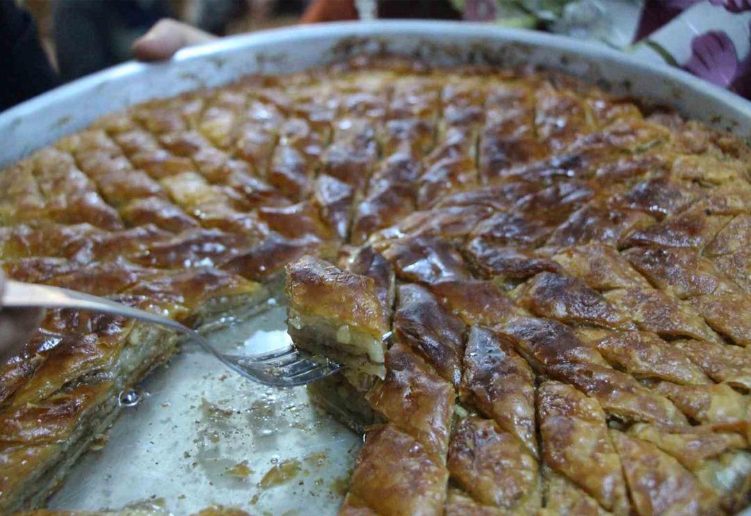 '&Ouml;nce yanlış anladığımı sandım' Baklavanın daha gevrek ve lezzetli olması i&ccedil;in yapıyorlar... İ&ccedil;ine k&uuml;l koyuyorlar! İlk kez duyan &ccedil;ok şaşırıyor