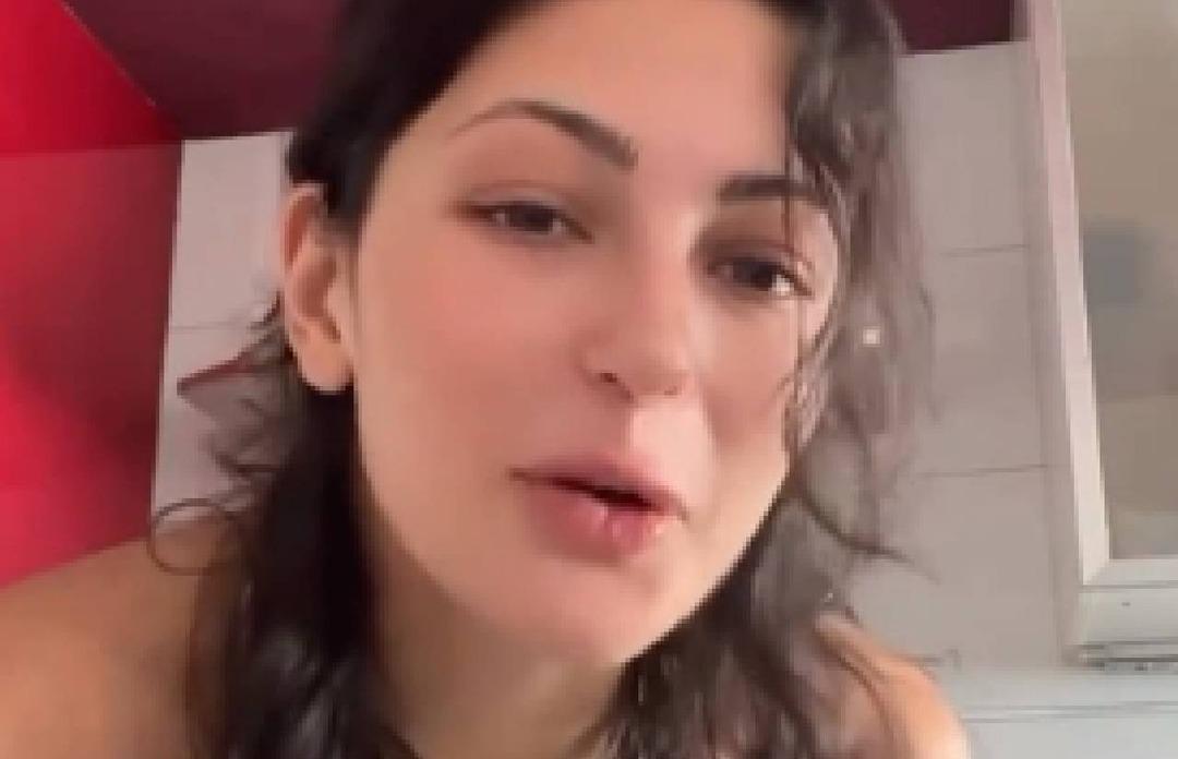 Erkek arkadaşının tahta kaşıkla kal&ccedil;asına vurduğu anları paylaşan Ecesu &Ouml;zevin gelen tepkilere yanıt verdi: 'Asıl olan kadınların hayatına karışmak...'