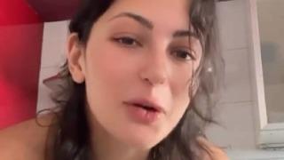 Erkek arkadaşının tahta kaşıkla kalçasına vurduğu anları paylaşan Ecesu Özevin gelen tepkilere yanıt verdi: 'Asıl olan kadınların hayatına karışmak...'