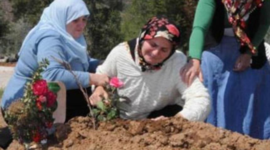 Oğlundan mezarı başında &ouml;z&uuml;r diledi