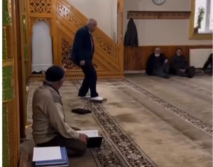 Camide Kur'an-ı öptükten sonra üzerine basan adam: Elimle ayağımı karıştırdım G1