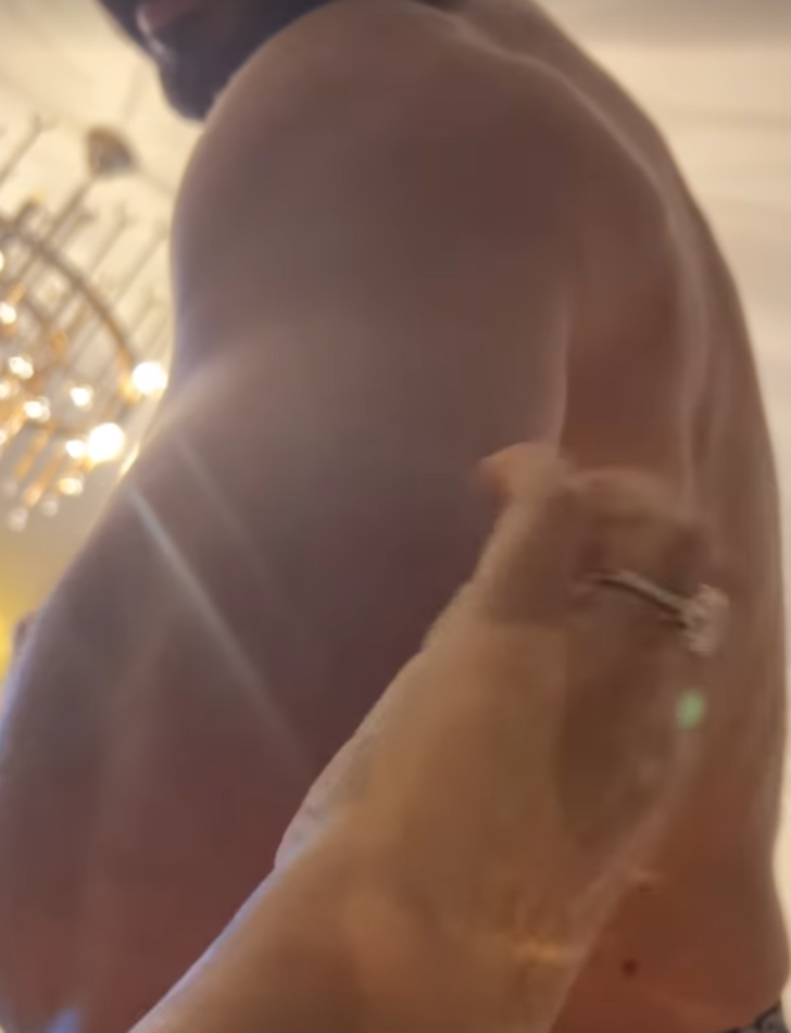 Eşi Okan Kurt'un vücudunu paylaşan Demet Akalın "Kocam demir gibi" yazdı! Üstsüz hali gündem oldu G4