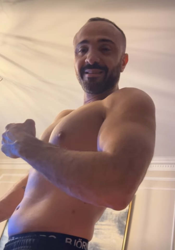 Eşi Okan Kurt'un vücudunu paylaşan Demet Akalın "Kocam demir gibi" yazdı! Üstsüz hali gündem oldu G5