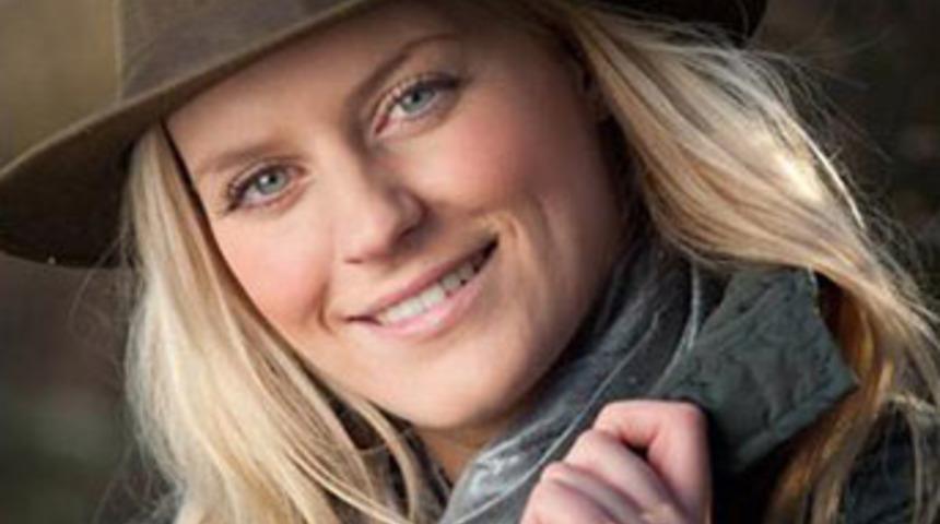 En seksi kadın &ccedil;ift&ccedil;i