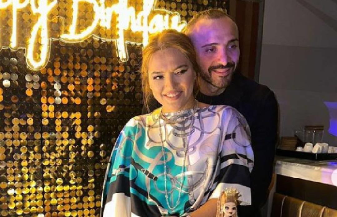 Eşi Okan Kurt'un v&uuml;cudunu paylaşan Demet Akalın "Kocam demir gibi" yazdı! &Uuml;sts&uuml;z hali g&uuml;ndem oldu