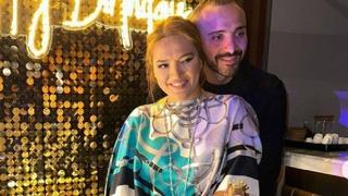 Eşi Okan Kurt'un vücudunu paylaşan Demet Akalın Kocam demir gibi yazdı! Üstsüz hali gündem oldu