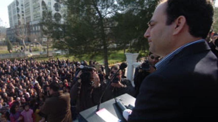 Tekel iş&ccedil;ilerinden Baydemir&rsquo;e s&uuml;rpriz ziyaret