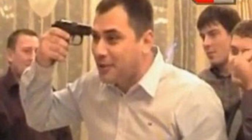 Damadın şerefine Rus ruleti oynadılar