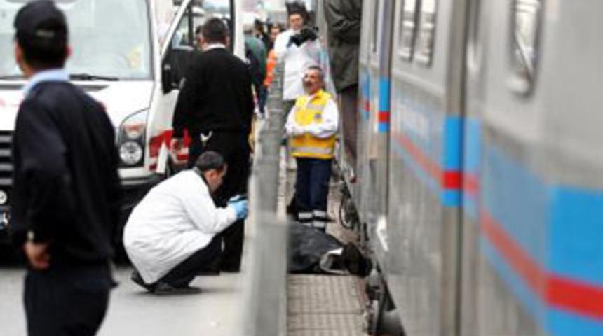 Kamyondan ka&ccedil;tı tramvayın altında kaldı