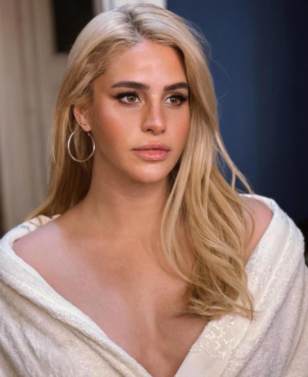 Estetikle bambaşka biri olmuştu! Oyuncu B&uuml;şra Pekin'in o şarkıcıyla aşk yaşadığı iddia edildi! Yanıt gecikmedi