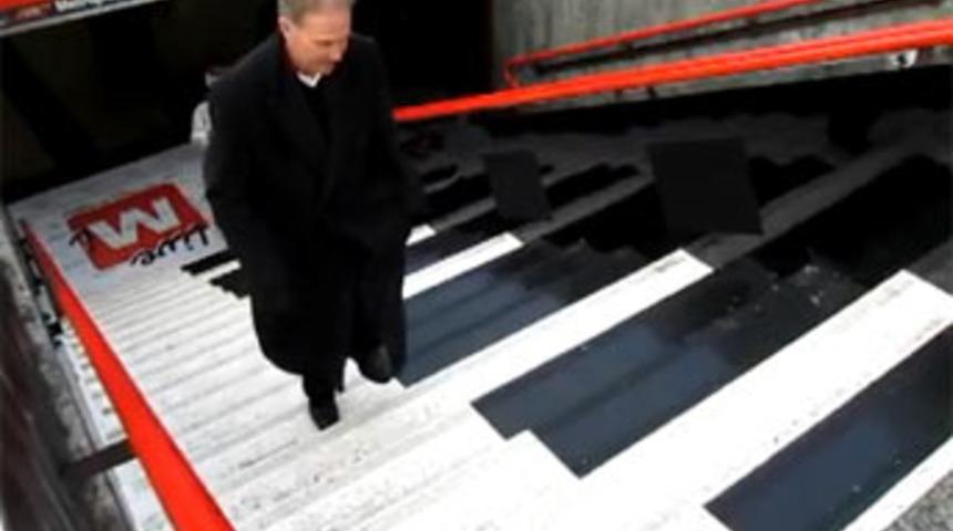 M&uuml;zik &ccedil;alan merdiven