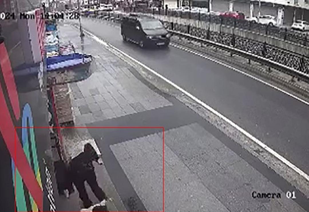 Esenyurt'ta sokak sokak gezip insanları bı&ccedil;akladı! Yaralılar var, saldırgan yakalandı: 'Sabahtan başlamış bı&ccedil;aklamaya'