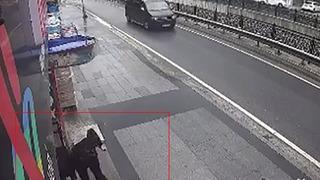 Esenyurt'ta sokak sokak gezip insanları bıçakladı! Yaralılar var, saldırgan yakalandı: 'Sabahtan başlamış bıçaklamaya'