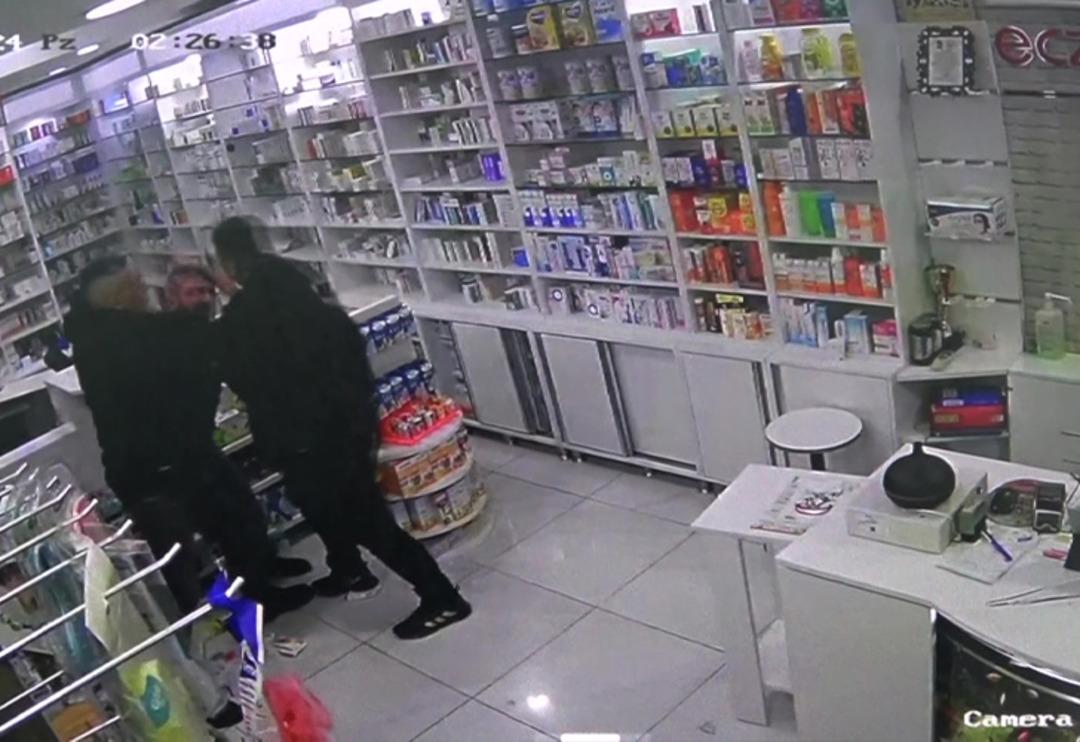 N&ouml;bet&ccedil;i eczanede bı&ccedil;aklı saldırı! "Yaralamaya y&ouml;nelik değil adam &ouml;ld&uuml;rmeye y&ouml;nelik gibi"