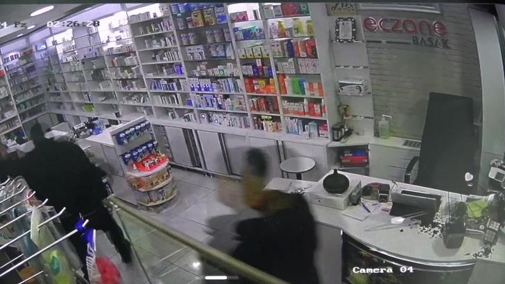 Nöbetçi eczanede bıçaklı saldırı! "Yaralamaya yönelik değil adam öldürmeye yönelik gibi" G1