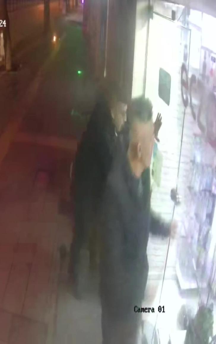 Nöbetçi eczanede bıçaklı saldırı! "Yaralamaya yönelik değil adam öldürmeye yönelik gibi" G2