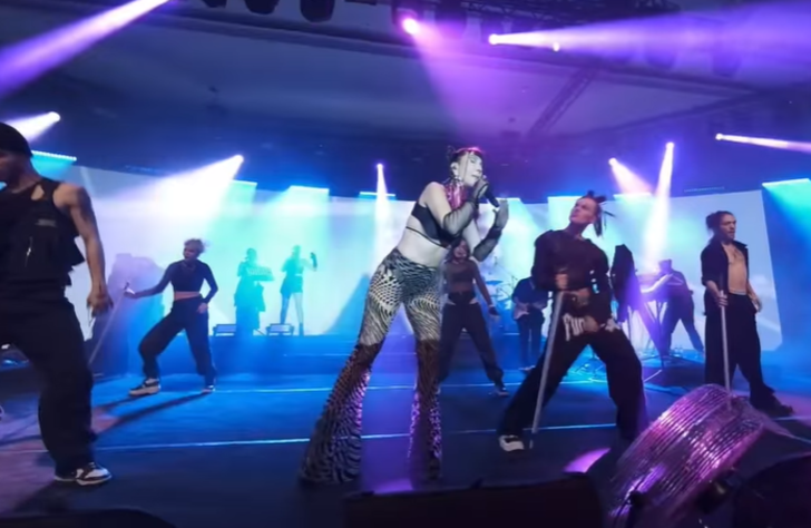 Yaşadığı zor günleri anlatmıştı... Ünlü şarkıcı Hande Yener sahne tarzıyla çok konuşuldu! G2