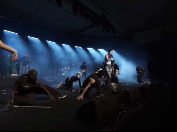 Yaşadığı zor günleri anlatmıştı... Ünlü şarkıcı Hande Yener sahne tarzıyla çok konuşuldu! G4