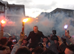 En düşük maaş 32 bin lira oldu! Yüzde 88'lik zammın ardından işçiler belediye başkanını omuzlara aldı