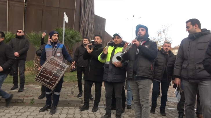 En düşük maaş 32 bin lira oldu! Yüzde 88'lik zammın ardından işçiler belediye başkanını omuzlara aldı G2