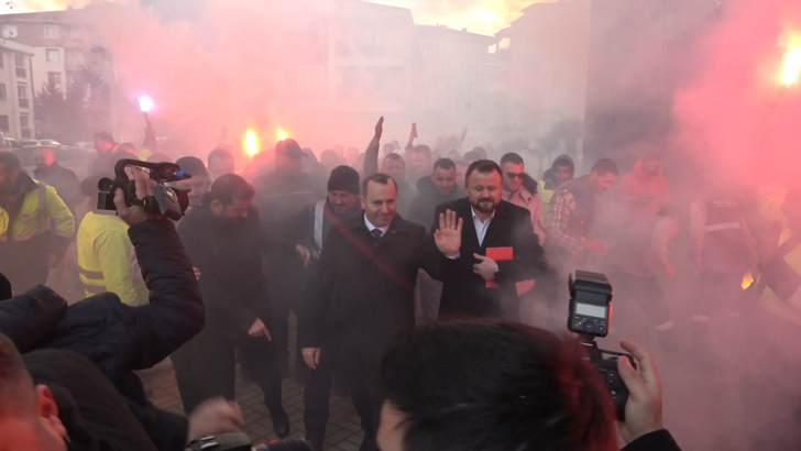 En düşük maaş 32 bin lira oldu! Yüzde 88'lik zammın ardından işçiler belediye başkanını omuzlara aldı G1