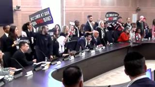 İsrailli esirlerin yakınları parlamentodaki toplantıyı bastı! 